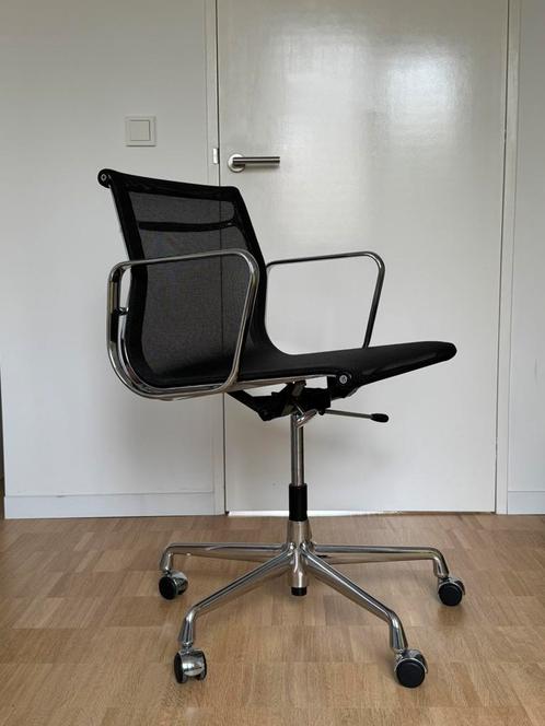 Vitra Eames EA117 Bureaustoel zwart Netweave – Chroom, Huis en Inrichting, Bureaustoelen, Zo goed als nieuw, Zwart, Ophalen