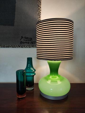 Tafellamp van groen glas met een verlichte voet. Vintage