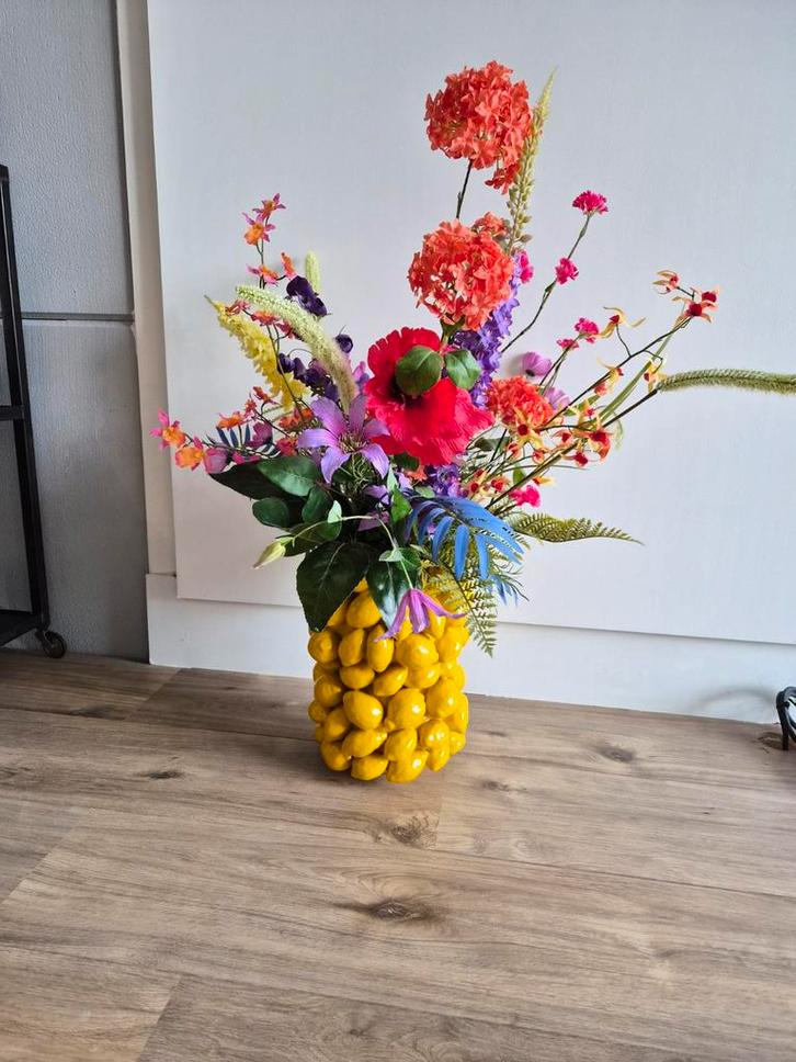 Mooie vaas met zijden bloemen, Huis en Inrichting, Woonaccessoires | Kunstplanten en Kunstbloemen, Zo goed als nieuw, Binnen, Ophalen