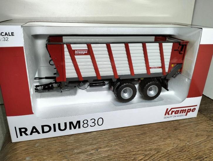 Te koop UH Krampe Radium 830 silagewagen met doseerwalsen., Hobby en Vrije tijd, Modelauto's | 1:32, Nieuw, Tractor of Landbouw