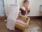 klein rieten poppenwiegje, Verzamelen, Poppen, Ophalen of Verzenden, Zo goed als nieuw, Pop