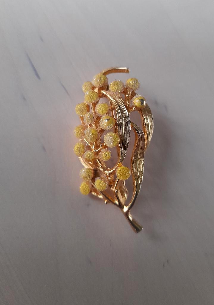 Mooie oude vintage broche goud mimosa tak gemerkt, Sieraden, Tassen en Uiterlijk, Broches, Gebruikt, Overige materialen, Goud