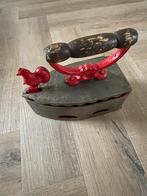 Antiek strijkijzer met haan decoratie, Antiek en Kunst, Antiek | Gereedschap en Instrumenten, Ophalen of Verzenden