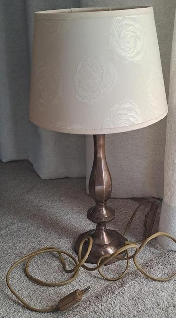 Mooie lamp met zware messing voet. Licht beige kap.  beschikbaar voor biedingen