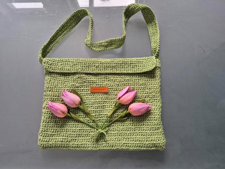 Zelfgehaakte Schoudertas Tulp, Sieraden, Tassen en Uiterlijk, Tassen | Schoudertassen, Nieuw, Groen, Ophalen of Verzenden