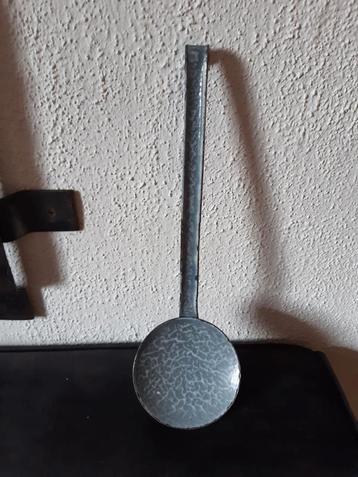 Emaille platte lepel grijsgewolkt ,stoer brocante ,landelijk beschikbaar voor biedingen