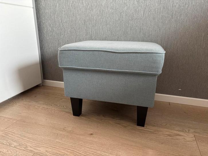 Lichtblauwe poef/hocker, Huis en Inrichting, Banken | Voetenbanken en Poefen, Gebruikt, Minder dan 50 cm, 50 tot 75 cm, Rechthoekig