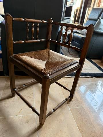 Antieke Hoekstoel met Gevlochten Zitting beschikbaar voor biedingen