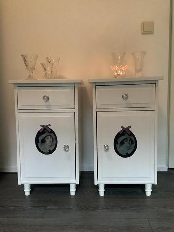2 nachtkastjes zwart queen Ann dressoir eethoek met stoelen  beschikbaar voor biedingen