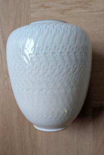 Mooie witte vaas beschikbaar voor biedingen