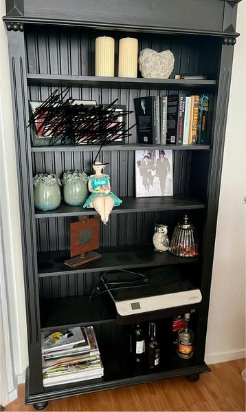 Zwarte boekenkast
