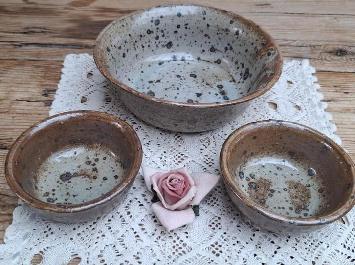Handgemaakte Frans gres schaal / kom  + 2 kommetjes, Antiek en Kunst, Curiosa en Brocante, Ophalen of Verzenden