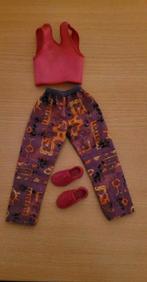 Barbie first fashion broek hemd schoenen, Verzamelen, Poppen, Ophalen of Verzenden, Zo goed als nieuw, Kleertjes