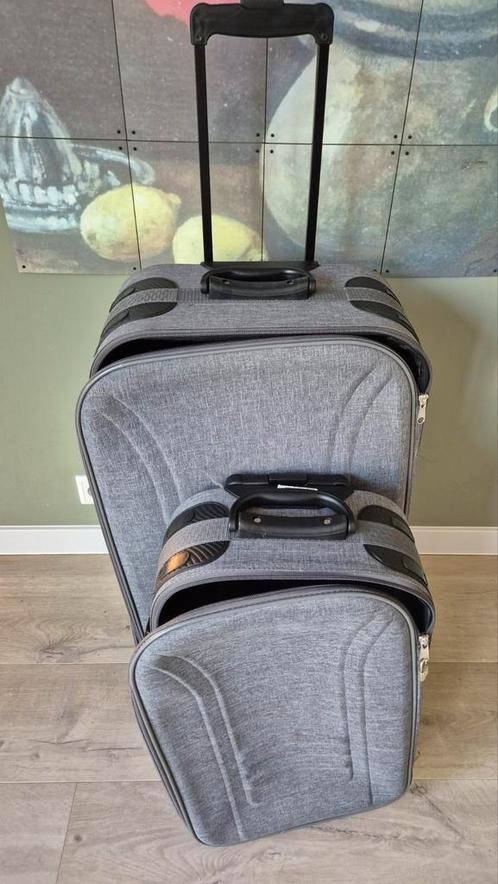 Kofferset grijs, stevig en licht76x43x23 cm. en 56x35x19 cm., Sieraden, Tassen en Uiterlijk, Koffers, Zo goed als nieuw, Hard kunststof