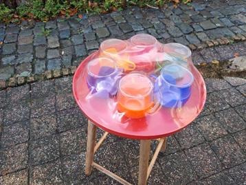 Zes vintage gekleurde theeglazen (plastic) beschikbaar voor biedingen