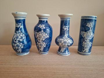 Prachtige set van 4 blauwe porseleinen mini vaasjes met wit  beschikbaar voor biedingen