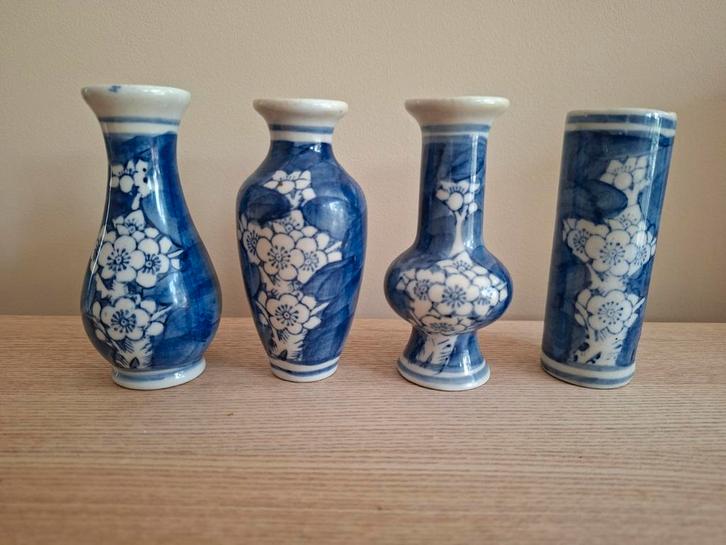 Prachtige set van 4 blauwe porseleinen mini vaasjes met wit, Huis en Inrichting, Woonaccessoires | Vazen, Zo goed als nieuw, Blauw
