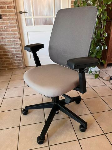 Ergonomische bureaustoel  beschikbaar voor biedingen