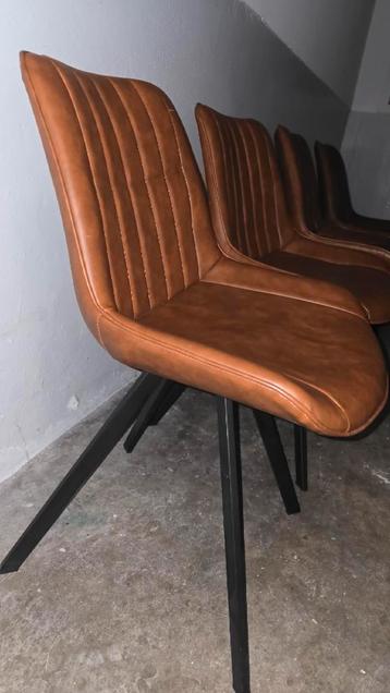 4 Eetstoelen in Zeer Goede Staat beschikbaar voor biedingen