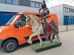 Uniek. Ridder te paard polyester 2,75 mtr hoog 2,20mtr lang., Ophalen, Gebruikt, Mens