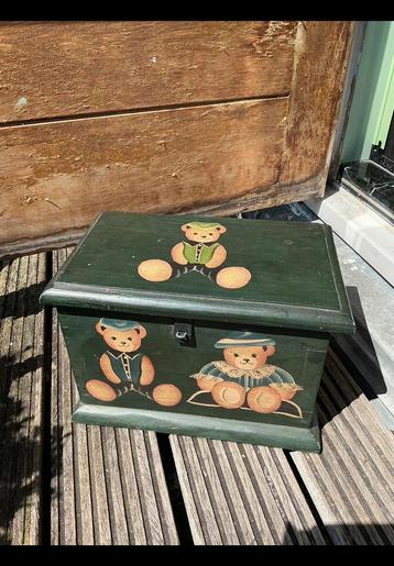 Kleine houten donkergroene kist met beren er op geschilderd. beschikbaar voor biedingen