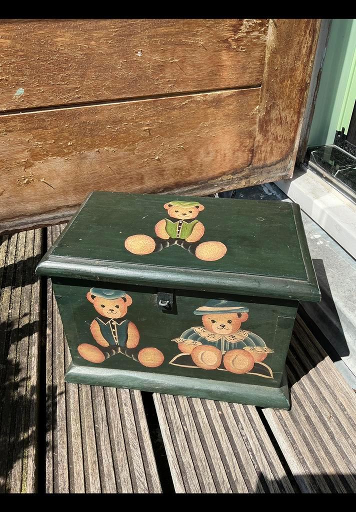 Kleine houten donkergroene kist met beren er op geschilderd., Kinderen en Baby's, Kinderkamer | Overige Meubels, Overige typen