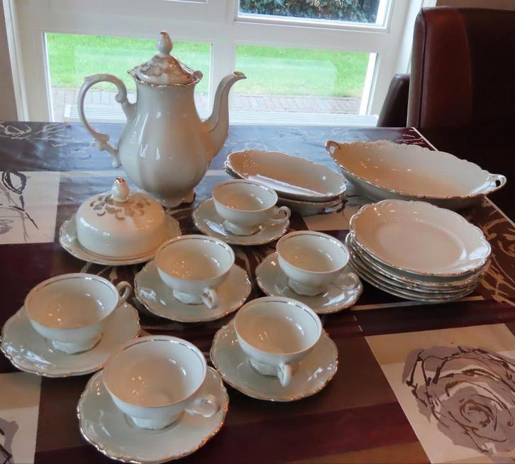 Porseleinen koffie-/theeservies met gouden rand, Antiek en Kunst, Antiek | Servies compleet, Ophalen
