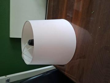 Roze lampenkap.  beschikbaar voor biedingen