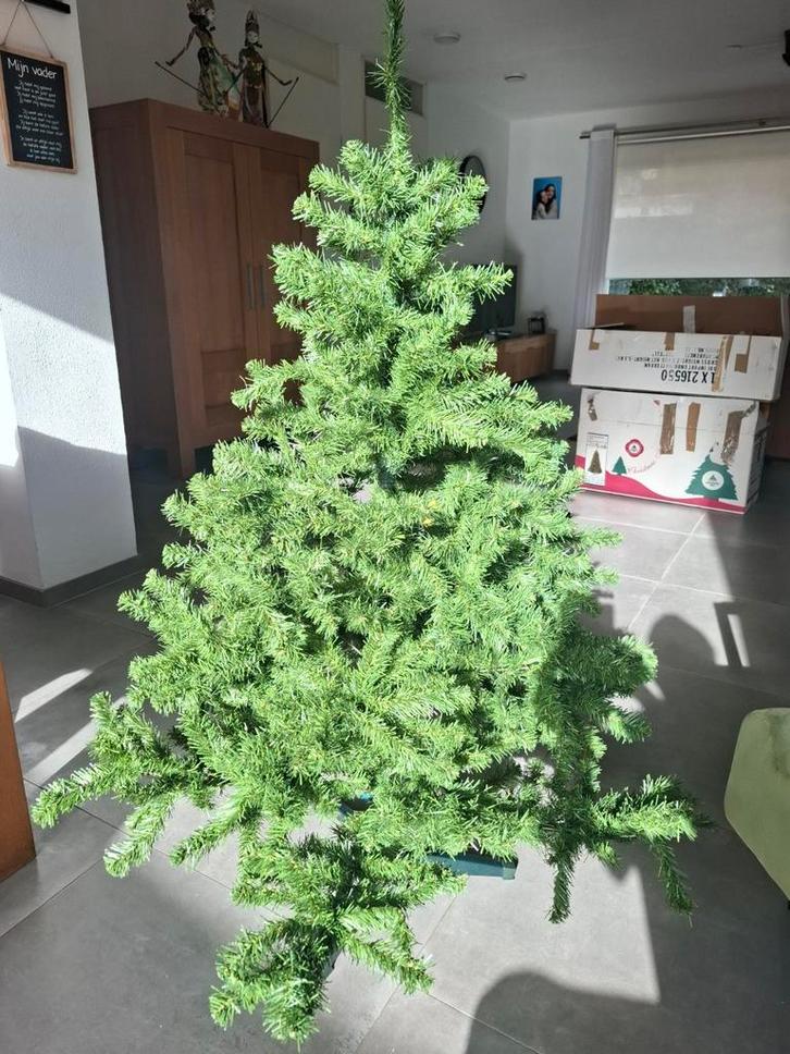 Prachtig mooie kunst kerstboom Naalden en takken net echt !, Diversen, Kerst, Zo goed als nieuw, Ophalen