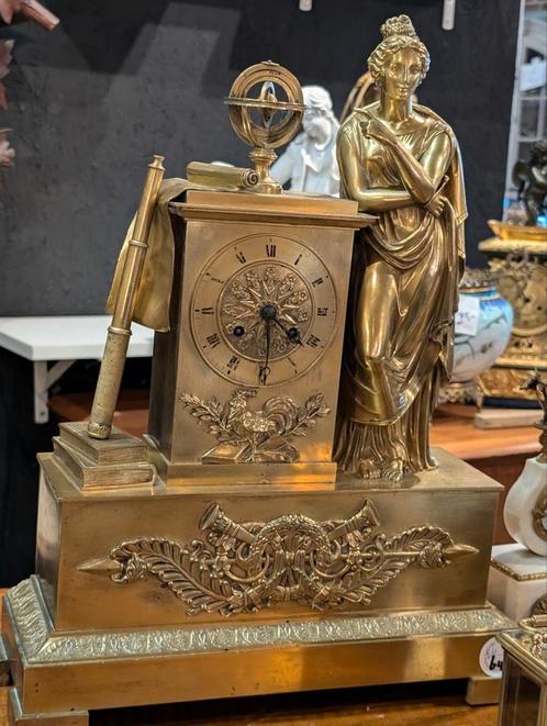 Antieke Franse vuurvergulde bronzen pendule 35 b. 46 h €645, Antiek en Kunst, Antiek | Klokken, Ophalen