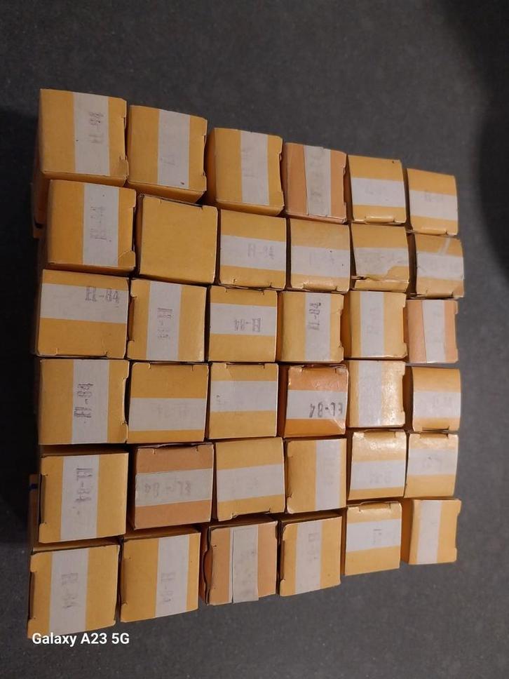 Te koop in een sale uniek 36 x EI EL84 kM4 productie NOS., Audio, Tv en Foto, Buizenversterkers, Buis of Buizen, Ophalen of Verzenden