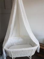 Vintage rotan wieg, wit, met originele bekleding en hemeltje, Ophalen, Zo goed als nieuw, Wieg