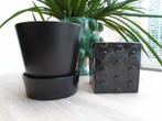 2x zwarte bloempot Ikea Senap met schotel + vierkant nop, Tuin en Terras, Bloempotten, Rond, Binnen, Ophalen of Verzenden, Zo goed als nieuw