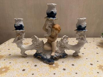 Arpo Porseleinen Kandelaar met Cherubijnen beschikbaar voor biedingen