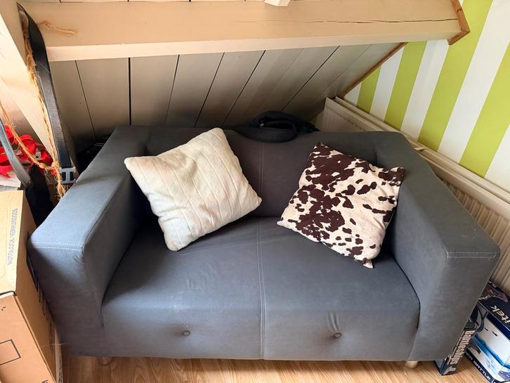 Klein Grijs Bankje - Ideaal voor Kleine Ruimte, Huis en Inrichting, Banken | Sofa's en Chaises Longues, Zo goed als nieuw, Tweepersoons