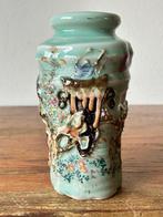 Vaas - Porselein - Japan - kleurrijk decor in reliëf, Ophalen of Verzenden