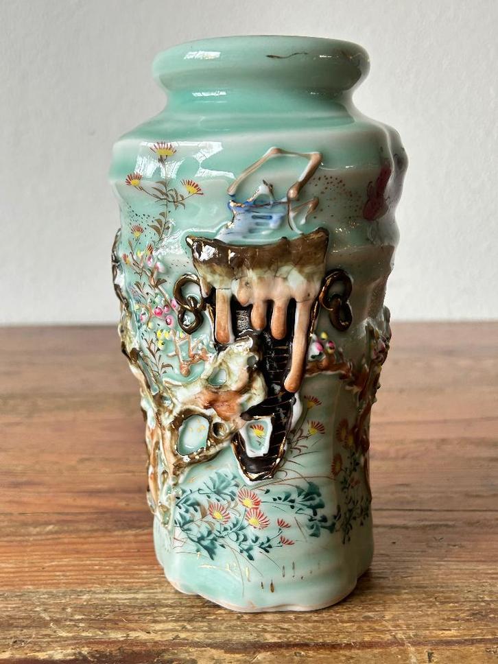 Vaas - Porselein - Japan - kleurrijk decor in reliëf, Antiek en Kunst, Antiek | Porselein, Ophalen of Verzenden