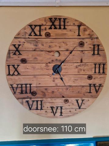 Grote houten wandklok beschikbaar voor biedingen