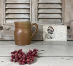 Grès du Berry schenkkannetje met tuit en oor