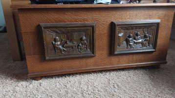 Dekenkist donker eiken met houtsnijwerk beschikbaar voor biedingen