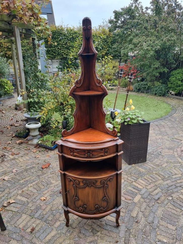 Antieke Hoekkast met Sierlijke Details, Antiek en Kunst, Antiek | Meubels | Kasten, Ophalen