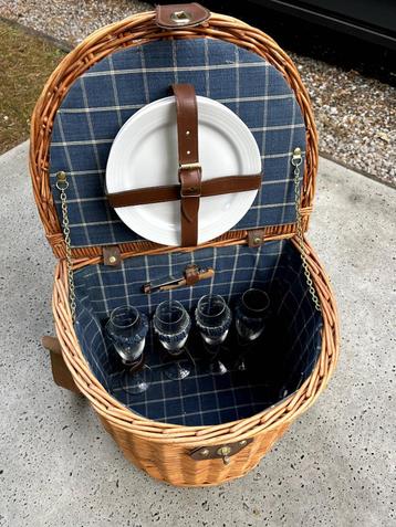 BROCANTE ENGLISCH PICNICMAND beschikbaar voor biedingen