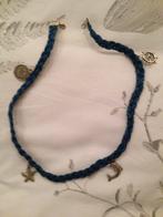 Aqua blauw gevlochten ketting met zilveren zee bedeltjes, Ophalen of Verzenden, Zo goed als nieuw, Blauw