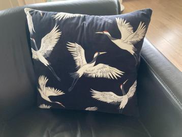 Nieuw zwart velours kussen met kraanvogels beschikbaar voor biedingen
