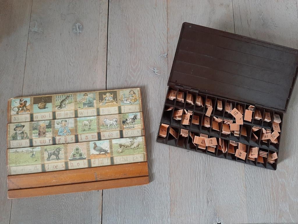 Leesplankje met letterdoos, Antiek en Kunst, Ophalen of Verzenden