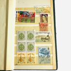 Klein postzegel boekje met verschillende postzegels, Postzegels en Munten, Postzegels | Volle albums en Verzamelingen, Verzenden
