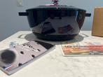 Nieuwe Staub Marmite 26 cm Bleu Intense de doos, Gietijzer, Nieuw, Ophalen of Verzenden, Staub