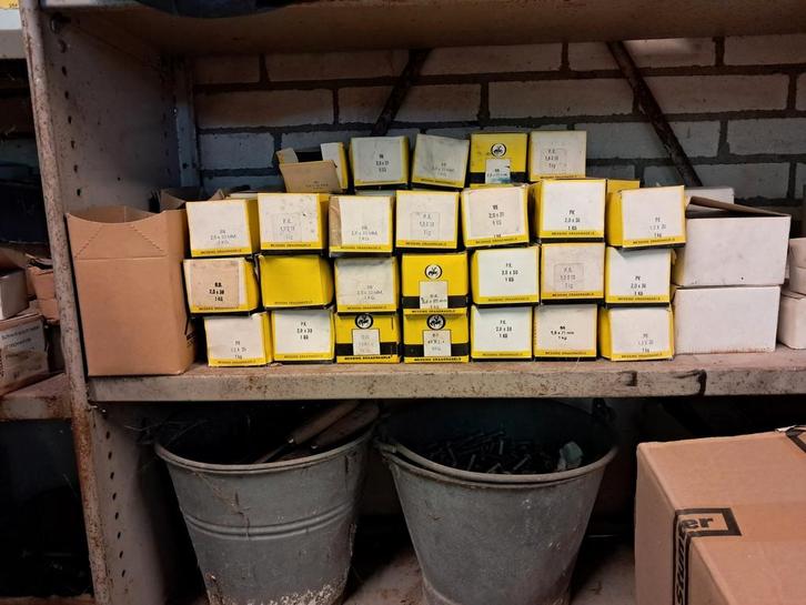 Meer dan 50 kilo messing spijkers bolkop platkop ver,onken, Doe-het-zelf en Verbouw, IJzerwaren en Bevestigingsmiddelen, Nieuw