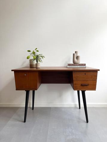 Vintage teakhouten bureau op zwarte pootjes, jaren 60 beschikbaar voor biedingen