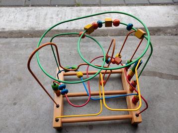 Sterke houten activity center met houten kralen beschikbaar voor biedingen